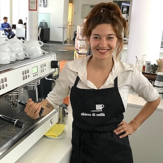 Barista vor Kaffeemaschine bei chicco di caffe GmbH